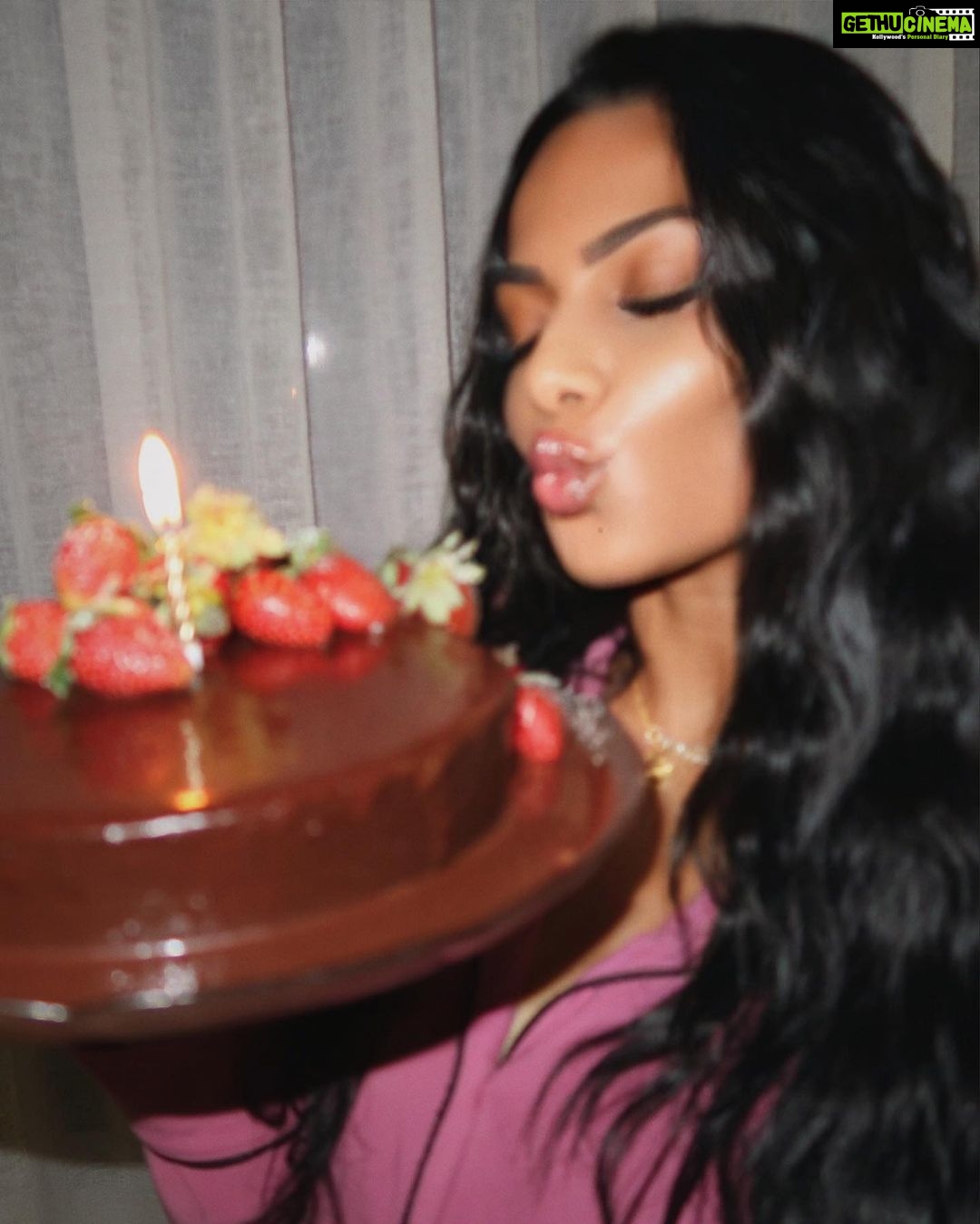 Chandrika Ravi Instagram - Got to bring in my birthday at home with my family for the first time in 8 years. I couldn’t ask for anything more. 34 baby.. I’m so ready for what you have in store for me!!! Thank you God for all your blessings. I’m filled with immense gratitude today and everyday. Thank you all for the love, tags, comments, mentions, countdowns, messages… your love is what fuels me ❤️ Perth, Western Australia