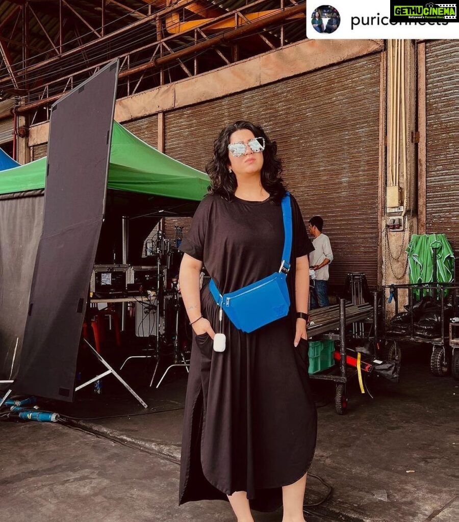 Charmy Kaur Instagram - Because I know exactly Wats going on !!! 🤫 Posted @withregram • @puriconnects Y so serious ma’am !! 😁🙏🏻 @charmmekaur #Producer #BossLady #DoubleIsmart #shootmode #thailand