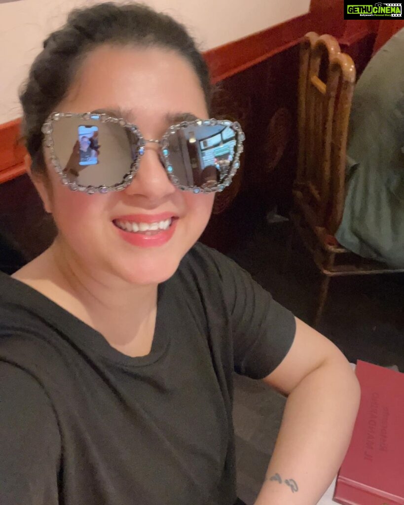 Charmy Kaur Instagram - Tats called covering of stressed eyes with a smile 😎 #workmodeon @puriconnects