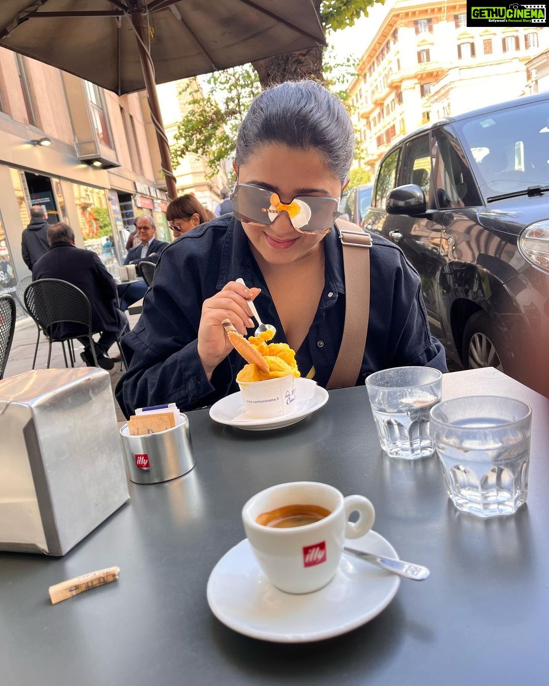 Charmy Kaur Instagram - Power snack 😝 Chill ur mind 😁