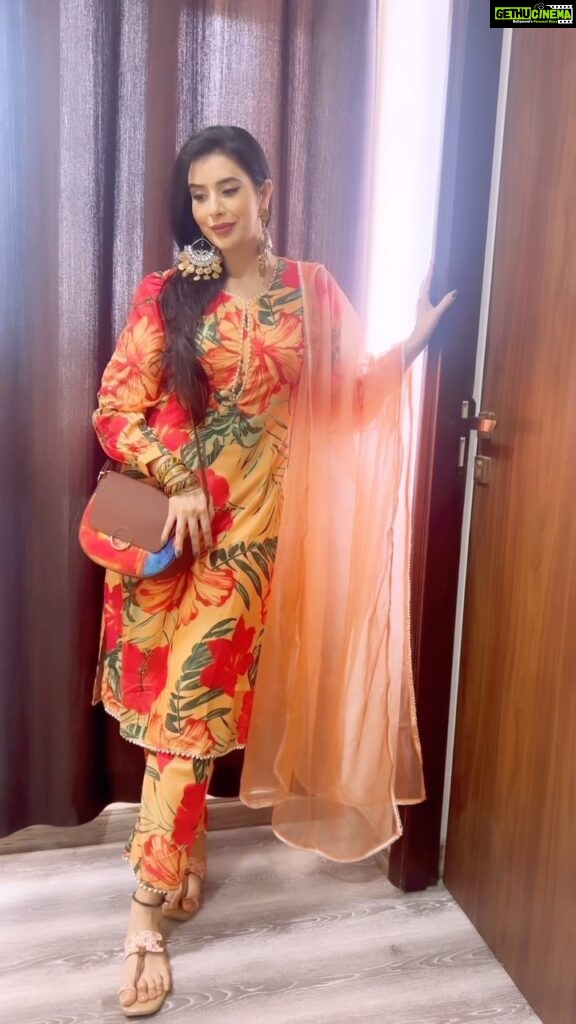 Charu Asopa Instagram - This Rakshabandhan get ready with me❤️ Outfit- @ambraee_ Bag- @zoukonline Footwear- @zoukonline