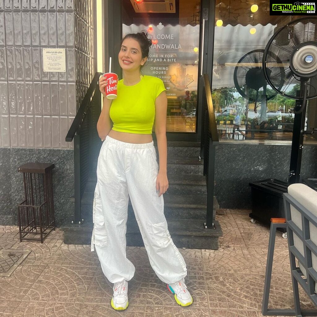 Charu Asopa Instagram - Starting my day with a smile and a good strong coffee 😎