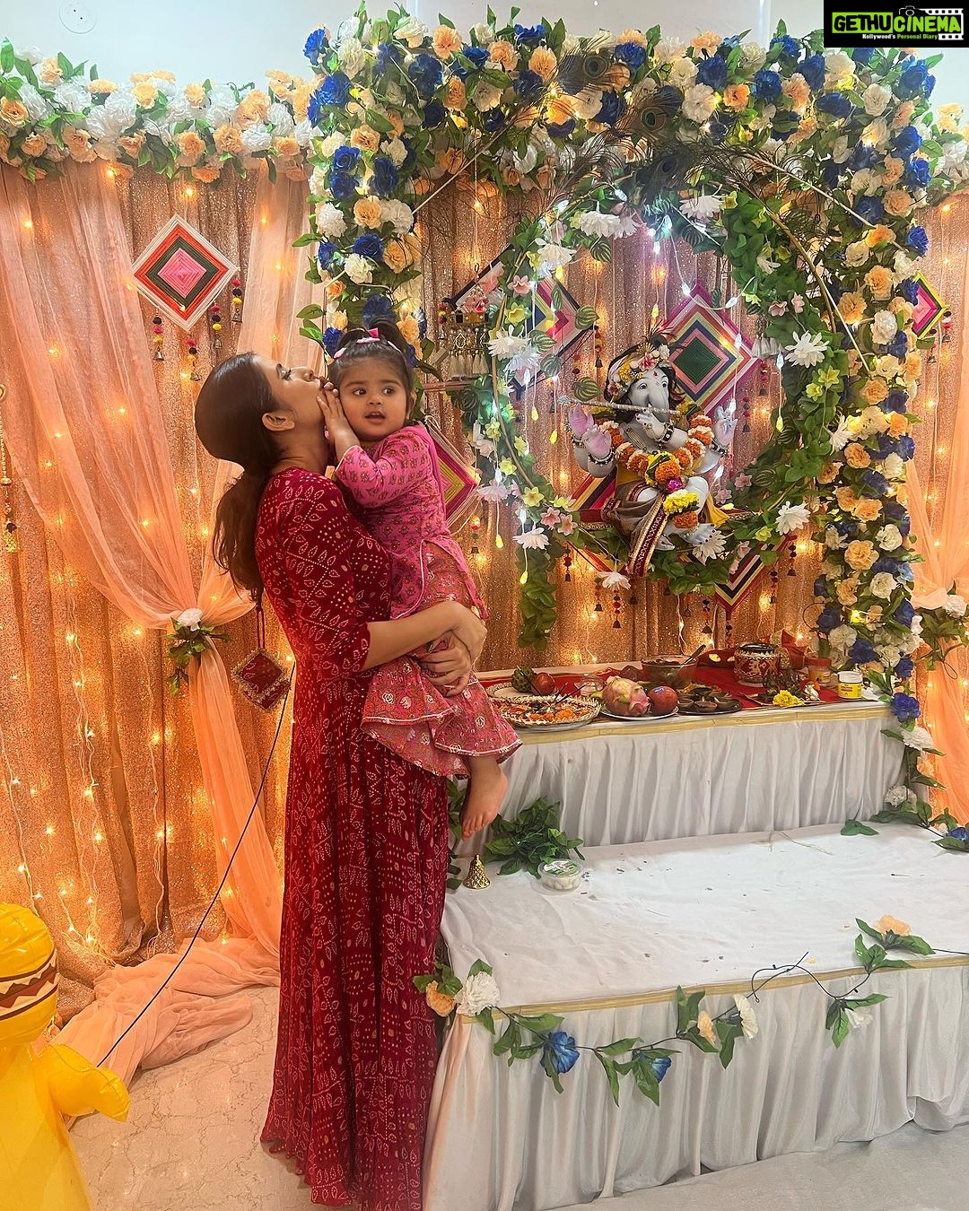 Charu Asopa Instagram - Ganesh Chaturthi day 1 ❤️🧿