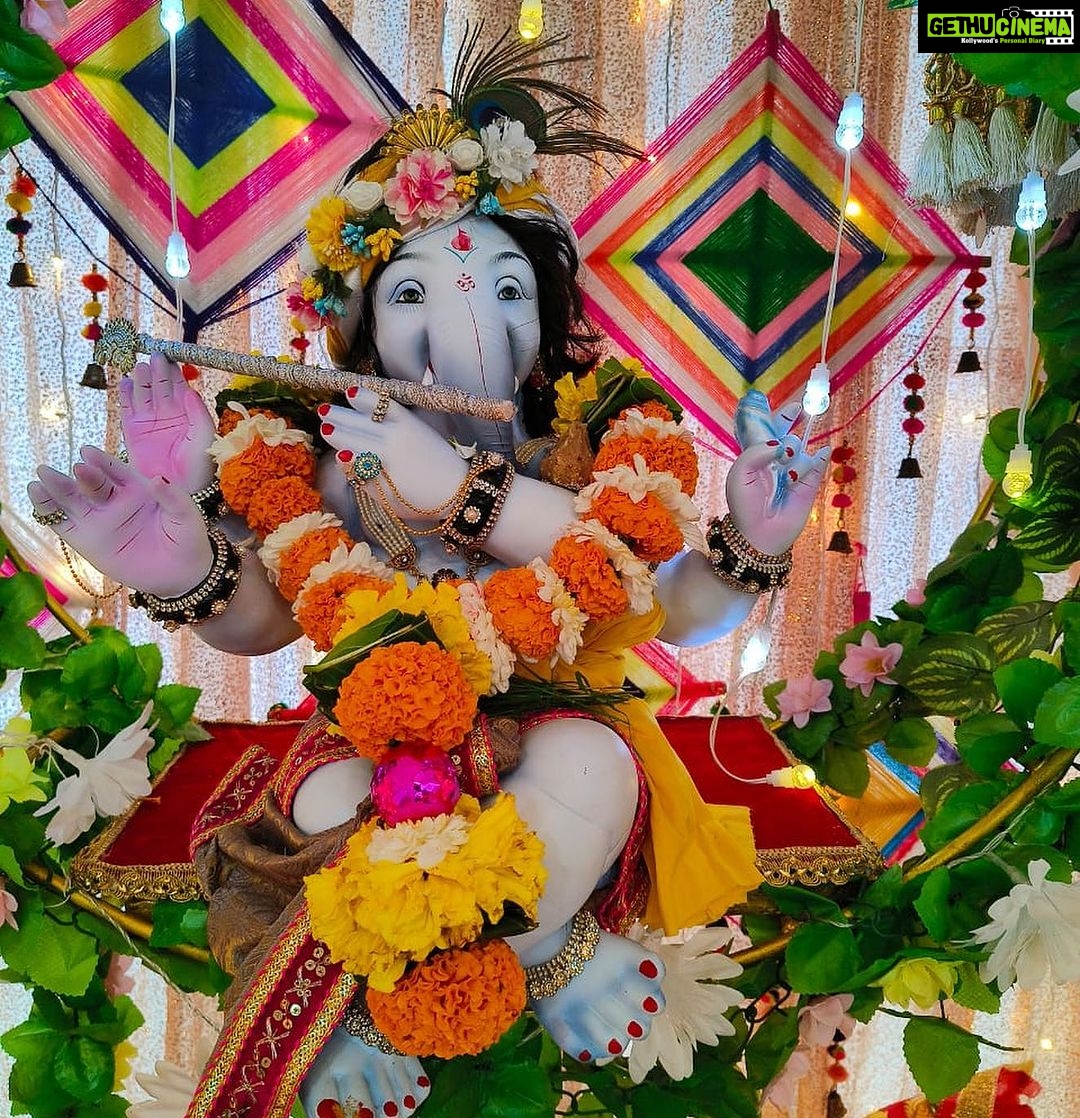 Charu Asopa Instagram - Revealing my bappa’s face 🙏❤️🧿
