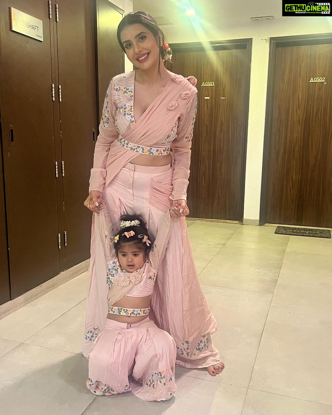 Charu Asopa Instagram - Happy Janmashtami to everyone❤️🙏 Hathi ghoda Pallki Jai Kanhaiya lal ki 🙏 @littleens_official