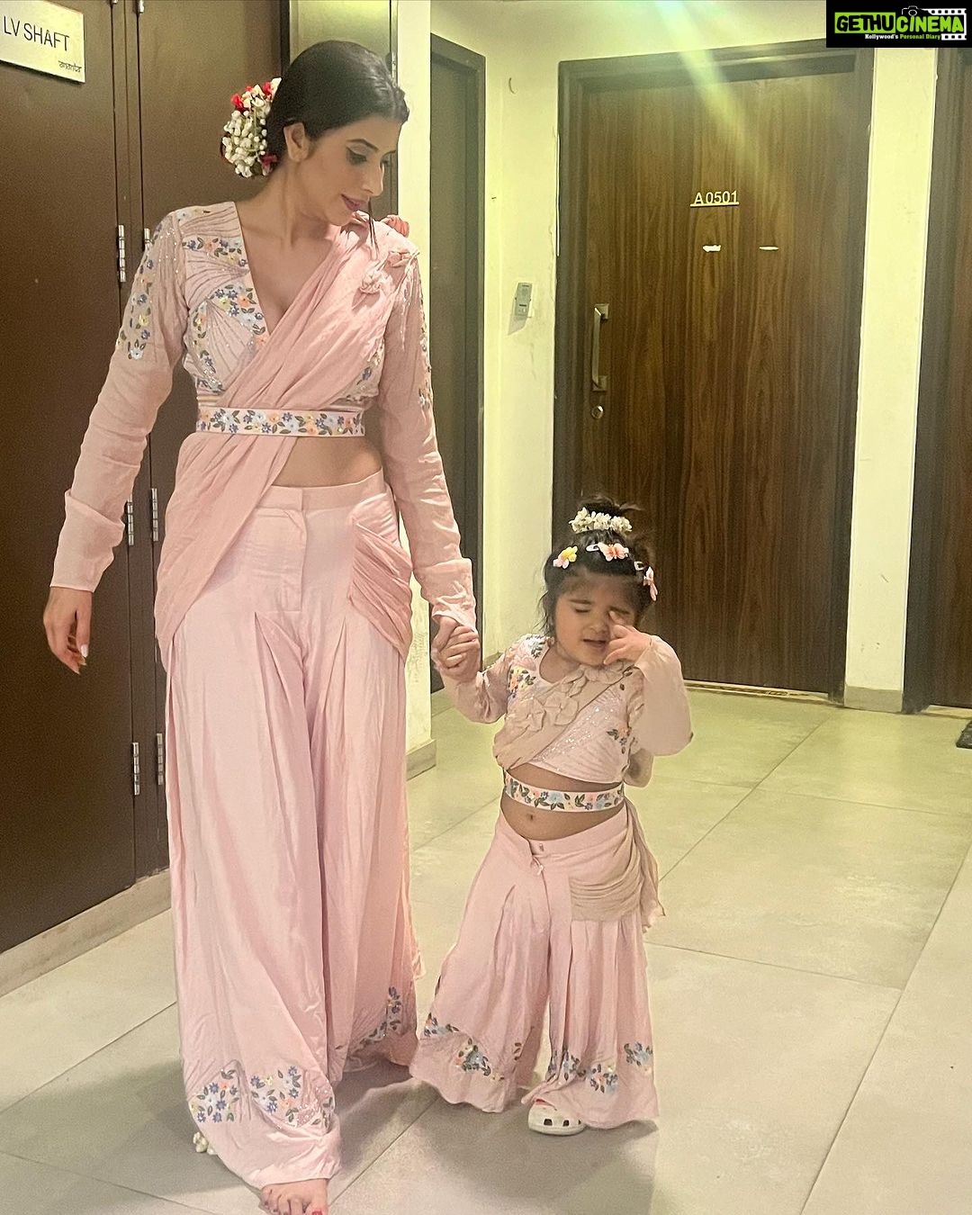 Charu Asopa Instagram - Happy Janmashtami to everyone❤️🙏 Hathi ghoda Pallki Jai Kanhaiya lal ki 🙏 @littleens_official