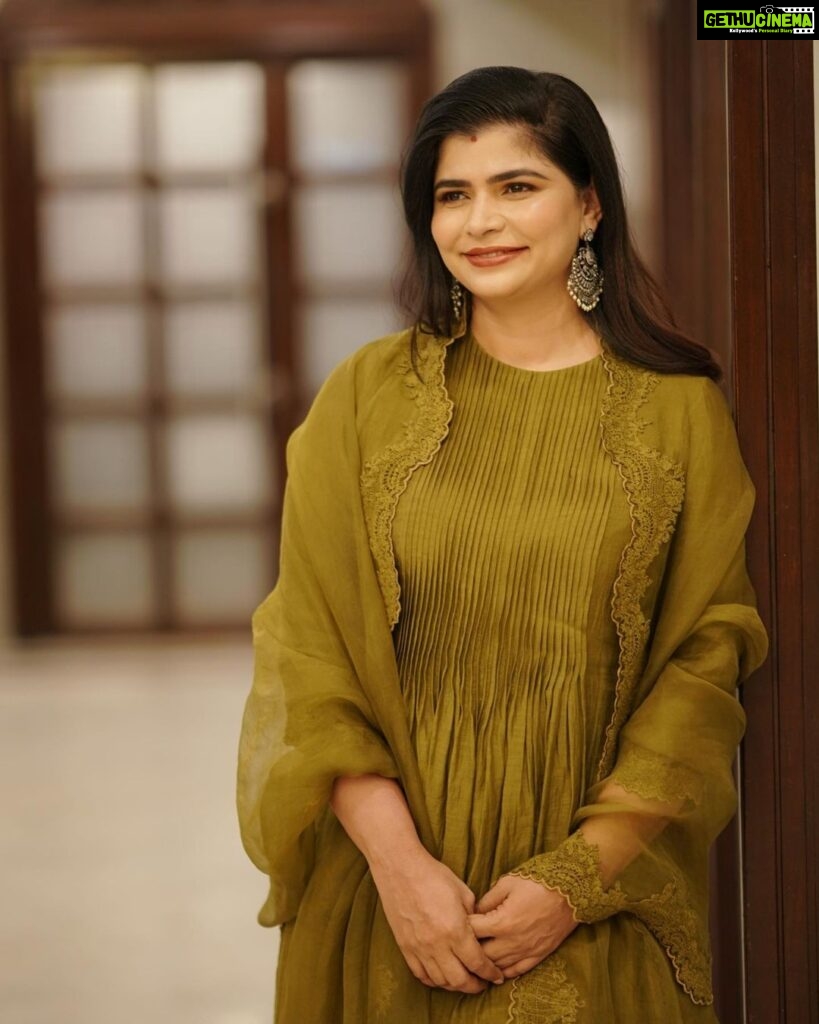 Chinmayi Instagram - For my recent show at @jipmerspandan Outfit @labelshireenshahana Jewellery @rimliboutique Styling @themisvanessa HMU @stylefixbeauty Photography @sam_k_simon @dream_warrior_333 for @donvaliyavelicham #chinmayisripada #chinmayi #jipmer #spandan #concert #shireenshahana #rimli