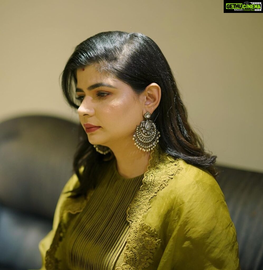 Chinmayi Instagram - For my recent show at @jipmerspandan Outfit @labelshireenshahana Jewellery @rimliboutique Styling @themisvanessa HMU @stylefixbeauty Photography @sam_k_simon @dream_warrior_333 for @donvaliyavelicham #chinmayisripada #chinmayi #jipmer #spandan #concert #shireenshahana #rimli