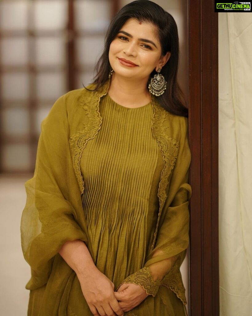 Chinmayi Instagram - For my recent show at @jipmerspandan Outfit @labelshireenshahana Jewellery @rimliboutique Styling @themisvanessa HMU @stylefixbeauty Photography @sam_k_simon @dream_warrior_333 for @donvaliyavelicham #chinmayisripada #chinmayi #jipmer #spandan #concert #shireenshahana #rimli