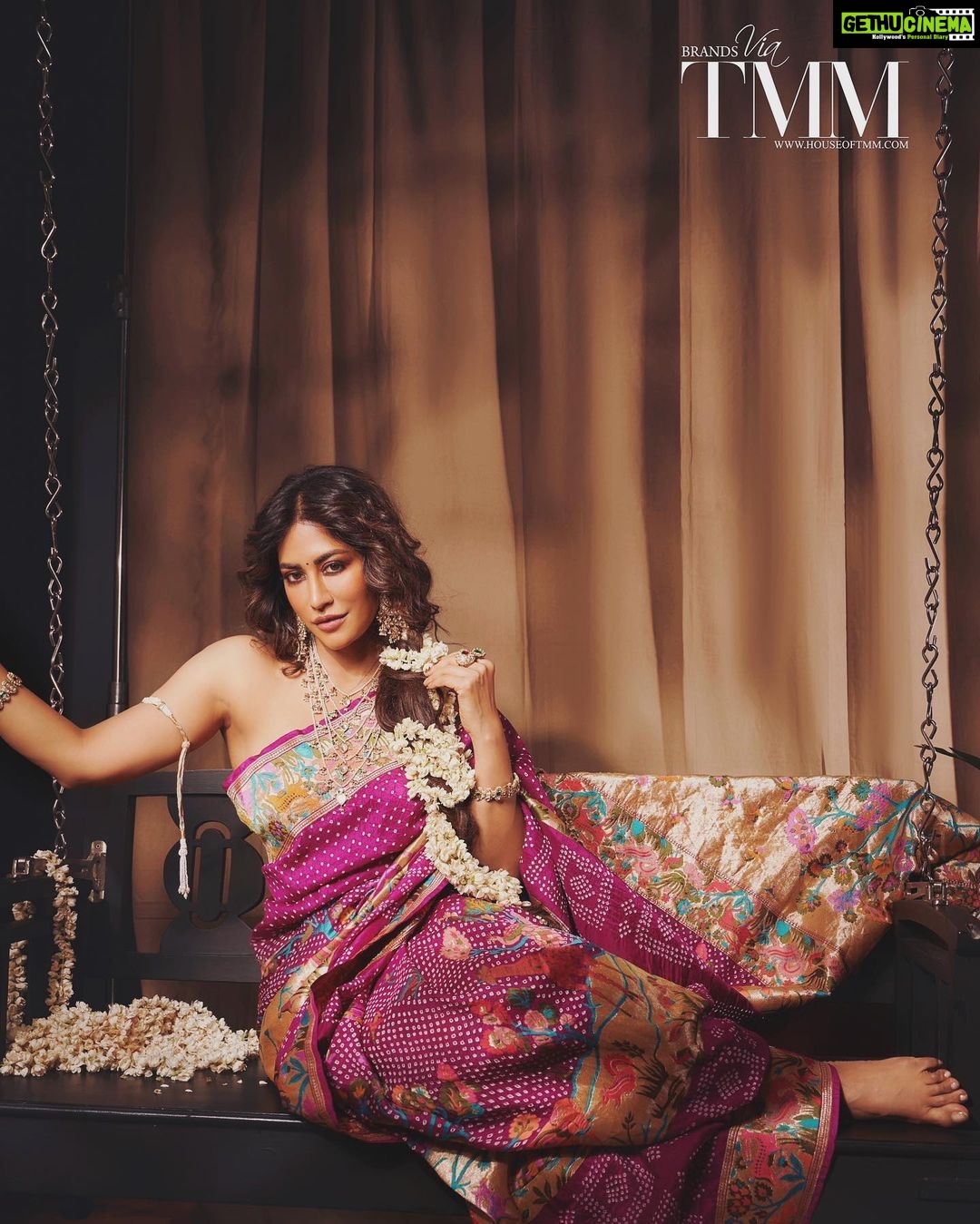 Chitrangada Singh Instagram - नारी इन सारी… गॉन विंटेज फॉर @tmmindia 💛😌 . . Saree by @bandhanitraditionbyahasan Jwellery @parinainternational Shoes @aldo_shoes Carpets by @obeetee Creative Direction & Styling @poojagupta9528 @spectrumstyleswork Photographer @visualaffairs_va Make up & hair @meghnabutanihairandmakeup