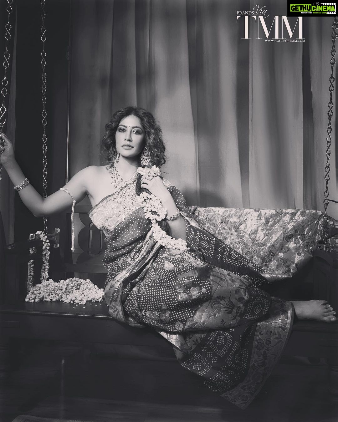 Chitrangada Singh Instagram - नारी इन सारी… गॉन विंटेज फॉर @tmmindia 💛😌 . . Saree by @bandhanitraditionbyahasan Jwellery @parinainternational Shoes @aldo_shoes Carpets by @obeetee Creative Direction & Styling @poojagupta9528 @spectrumstyleswork Photographer @visualaffairs_va Make up & hair @meghnabutanihairandmakeup