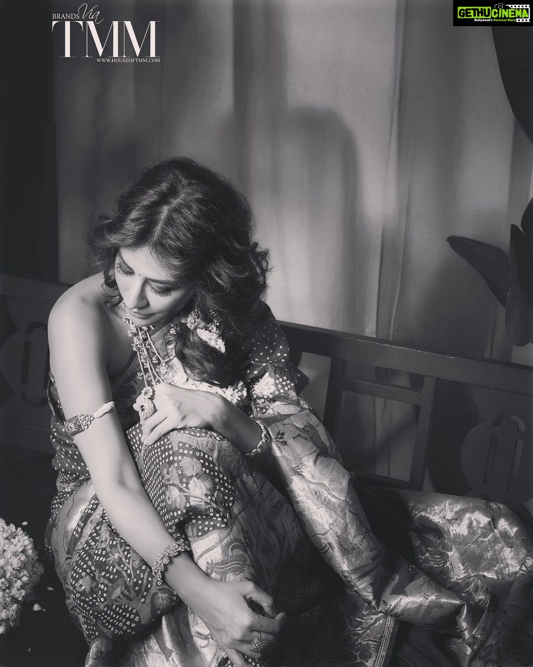Chitrangada Singh Instagram - नारी इन सारी… गॉन विंटेज फॉर @tmmindia 💛😌 . . Saree by @bandhanitraditionbyahasan Jwellery @parinainternational Shoes @aldo_shoes Carpets by @obeetee Creative Direction & Styling @poojagupta9528 @spectrumstyleswork Photographer @visualaffairs_va Make up & hair @meghnabutanihairandmakeup