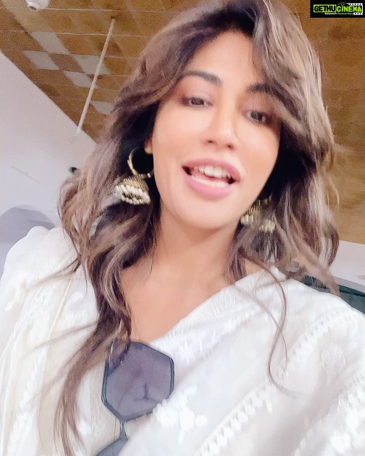 Chitrangada Singh Instagram - Those growing up years !! So many memories .. first date .. was actually a movie date .. all we did was sit together and have pop corn ! 😁 sweaty hands through the first dance .. cycling in the hot afternoons to the swimming pool .. helping some of my brothers friends to enter the party because “stags“ were strictly not allowed !! Wheelers club was buzzing back then.. I remember thick red velvet curtains n shiny wooden floors that would be powdered before a dance party ! children below 12 not allowed in the bar rooms and dance floors.. couldn’t wait to grow up to 13 haha coolest guys .. best music .. it was THE “hangout place” .. my fondest memories growing up ! ❤️