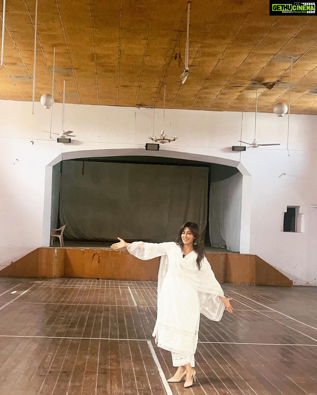 Chitrangada Singh Instagram - Those growing up years !! So many memories .. first date .. was actually a movie date .. all we did was sit together and have pop corn ! š sweaty hands through the first dance .. cycling in the hot afternoons to the swimming pool .. helping some of my brothers friends to enter the party because āstagsā were strictly not allowed !! Wheelers club was buzzing back then.. I remember thick red velvet curtains n shiny wooden floors that would be powdered before a dance party ! children below 12 not allowed in the bar rooms and dance floors.. couldnāt wait to grow up to 13 haha coolest guys .. best music .. it was THE āhangout placeā .. my fondest memories growing up ! ā¤ļø