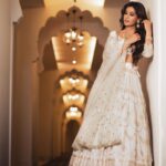 Chitrangada Singh Instagram - Chalte chalte .. bus yun hi.. living in the classics for a day .. ! 💫 . . Outfit: @fuchsiabridalcouture HMU -@meghnabutanihairandmakeup 📸 : @altaswir03