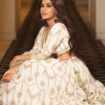 Chitrangada Singh Instagram - Chalte chalte .. bus yun hi.. living in the classics for a day .. ! 💫 . . Outfit: @fuchsiabridalcouture HMU -@meghnabutanihairandmakeup 📸 : @altaswir03
