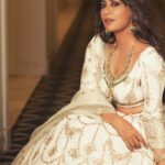 Chitrangada Singh Instagram - Chalte chalte .. bus yun hi.. living in the classics for a day .. ! 💫 . . Outfit: @fuchsiabridalcouture HMU -@meghnabutanihairandmakeup 📸 : @altaswir03