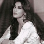Chitrangada Singh Instagram - Chalte chalte .. bus yun hi.. living in the classics for a day .. ! 💫 . . Outfit: @fuchsiabridalcouture HMU -@meghnabutanihairandmakeup 📸 : @altaswir03