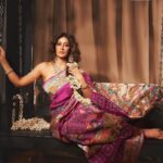 Chitrangada Singh Instagram – नारी इन सारी… गॉन विंटेज  फॉर @tmmindia 💛😌
.
.
Saree by @bandhanitraditionbyahasan
Jwellery @parinainternational
Shoes @aldo_shoes
Carpets by @obeetee
Creative Direction & Styling @poojagupta9528 @spectrumstyleswork
Photographer @visualaffairs_va
Make up & hair @meghnabutanihairandmakeup