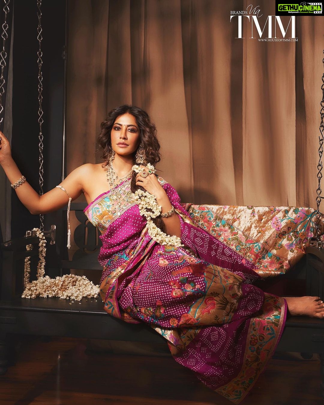 Chitrangada Singh Instagram - नारी इन सारी… गॉन विंटेज फॉर @tmmindia 💛😌 . . Saree by @bandhanitraditionbyahasan Jwellery @parinainternational Shoes @aldo_shoes Carpets by @obeetee Creative Direction & Styling @poojagupta9528 @spectrumstyleswork Photographer @visualaffairs_va Make up & hair @meghnabutanihairandmakeup