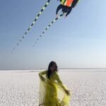Chitrangada Singh Instagram - Happy #makarsankranti #uttrayan #bihu .. ☀️🪁💫💛 had the pleasure of celebrating it in #rannofkutch .. Thanks to the gujrat tourism for such a special day n my first time to the beautiful #kutch #internationalkitefestival #patangmahotsav2023. . Styled by @eshaamiin1 Outfit : @gopivaiddesigns Jwellery: @aquamarine_jewellery Mhu: @kajol_mulani