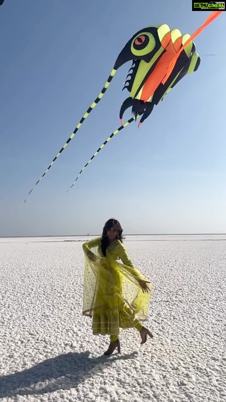 Chitrangada Singh Instagram - Happy #makarsankranti #uttrayan #bihu .. βοΈπͺπ«π had the pleasure of celebrating it in #rannofkutch .. Thanks to the gujrat tourism for such a special day n my first time to the beautiful #kutch #internationalkitefestival #patangmahotsav2023. . Styled by @eshaamiin1 Outfit : @gopivaiddesigns Jwellery: @aquamarine_jewellery Mhu: @kajol_mulani