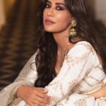 Chitrangada Singh Instagram - Chalte chalte .. bus yun hi.. living in the classics for a day .. ! 💫 . . Outfit: @fuchsiabridalcouture HMU -@meghnabutanihairandmakeup 📸 : @altaswir03