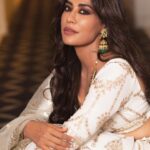 Chitrangada Singh Instagram – Chalte chalte .. bus yun hi.. 
living in the classics for a day .. ! 💫
.
.

Outfit: @fuchsiabridalcouture
HMU -@meghnabutanihairandmakeup
📸 : @altaswir03