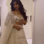 Chitrangada Singh Instagram - Posted @withregram • @ayushi.20 Heyyyyy Beautiful @chitrangda 😍🤗 #beautiful #chitrangdasingh #event #jaipur #beauty bts #showstopper #travel @fuchsiabridalcouture