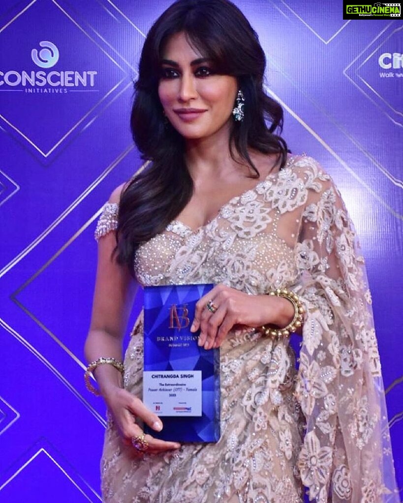 Chitrangada Singh Instagram - Thank you @nexbrands.inc vision summit for honoring me 🙏🏼💛 Styled by @leepkashiellawadi Makeup & hair @meghnabutanihairandmakeup Outfit @taruntahilini earrings and rings @jet_gems kadas and ring @gehnajewellers1 Shot by @sjframes