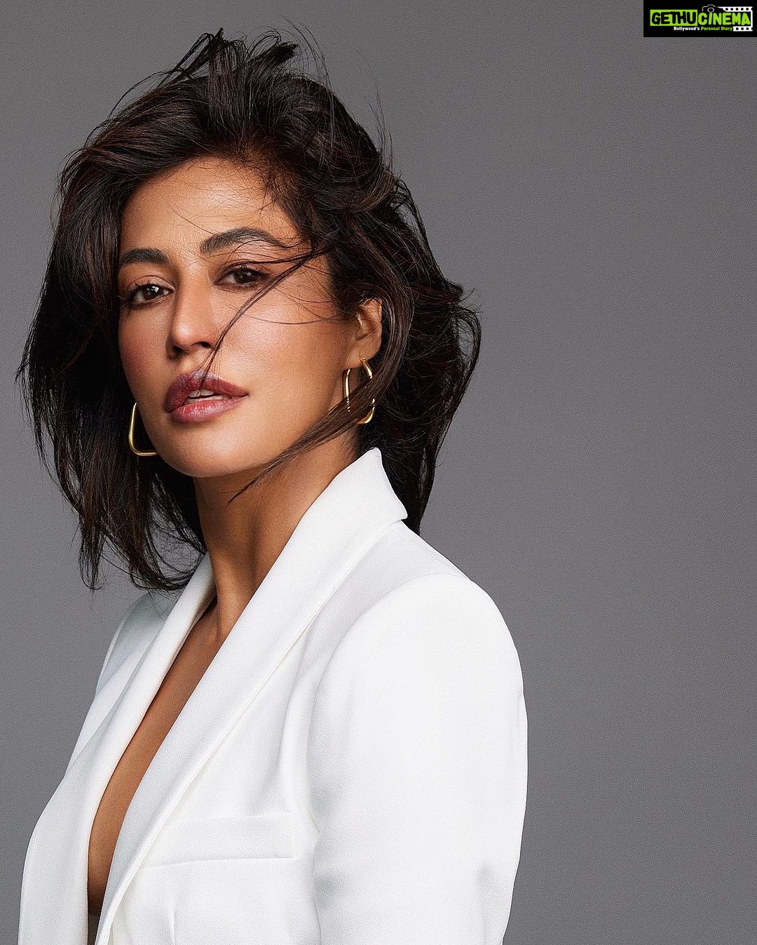 Chitrangada Singh Instagram - 🤍🤍🤍 Shot by @taras84 Makeup & hair @eltonjfernandez Styled by @leepakshiellawadi 💛 Managed by @ayushi.20