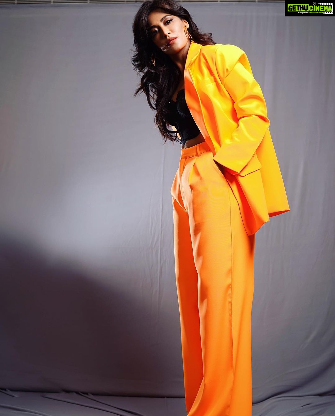Chitrangada Singh Instagram - Orange you glad to see me? ๐๐งก . . . For the event in Costume : @missguided MUHA: @kajol_mulani Jewelry: @outhousejewellery Styled by : @eshaamiin1 ๐ธ: @_cameratna_