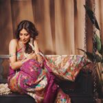 Chitrangada Singh Instagram – नारी इन सारी… गॉन विंटेज  फॉर @tmmindia 💛😌
.
.
Saree by @bandhanitraditionbyahasan
Jwellery @parinainternational
Shoes @aldo_shoes
Carpets by @obeetee
Creative Direction & Styling @poojagupta9528 @spectrumstyleswork
Photographer @visualaffairs_va
Make up & hair @meghnabutanihairandmakeup