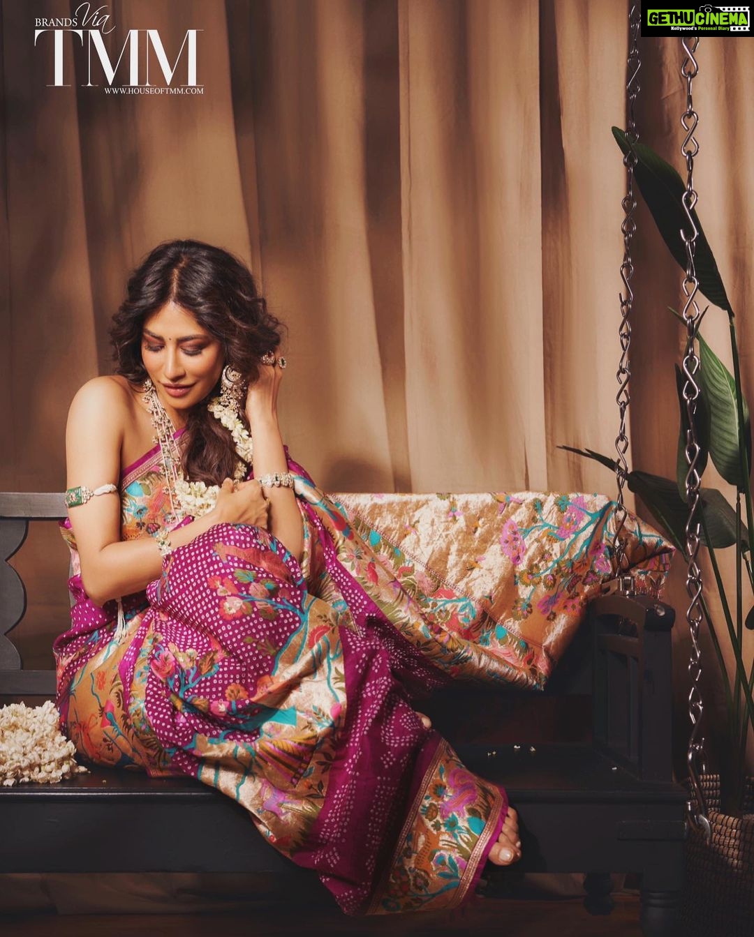 Chitrangada Singh Instagram - नारी इन सारी… गॉन विंटेज फॉर @tmmindia 💛😌 . . Saree by @bandhanitraditionbyahasan Jwellery @parinainternational Shoes @aldo_shoes Carpets by @obeetee Creative Direction & Styling @poojagupta9528 @spectrumstyleswork Photographer @visualaffairs_va Make up & hair @meghnabutanihairandmakeup