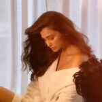 Daisy Shah Instagram - 😎🩷 @gururandhawa 🎶 . . . 📍: @radissonblumumbaiairport 🎥: @themadinfluence . . #reelitfeelit