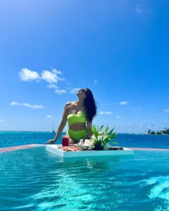 Daisy Shah Instagram - Purely vibing 💚💙
.
.
.
@travelwithjourneylabel 
@jumeirahmaldives 
@jumeirahgroup 
.
.
.
#jumeirahmaldives #jumeirahhotels #timeexceptionallywellspent #journeylabel #travelwithjourneylabel #youarespecial #thinkholidaythinkjourneylabel #luxuryholiday #maldives