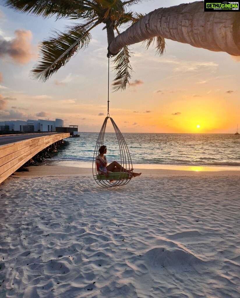 Daisy Shah Instagram - Serenity in every shade 😍 . . . @travelwithjourneylabel @jumeirahmaldives @jumeirahgroup . . . #jumeirahmaldives #jumeirahhotels #timeexceptionallywellspent #journeylabel #travelwithjourneylabel #youarespecial #thinkholidaythinkjourneylabel #luxuryholiday #maldives Jumeirah Maldives