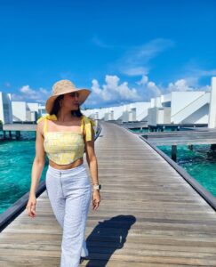 Daisy Shah Instagram - Felt Pretty..
But it’s a daily thing! 
.
.
.
@travelwithjourneylabel 
@jumeirahmaldives 
@jumeirahgroup 
.
.
.
#jumeirahmaldives #jumeirahhotels #timeexceptionallywellspent #journeylabel #travelwithjourneylabel #youarespecial #thinkholidaythinkjourneylabel #luxuryholiday #maldives
