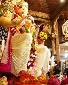 Daisy Shah Instagram - Let go and let The Lord be mighty for us in all things 🙏❤️
.
.
.
#ganpatibappamorya #lalbaughcharaja #divineenergy