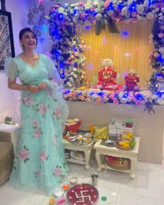 Daisy Shah Instagram - आ नो भद्रा: क्रतवो यन्तु विश्वत:। 
.
.
Happy Ganesh Chaturthi 🙏✨
#ganpatibappamorya
.
.
.
Outfit: @muksweta