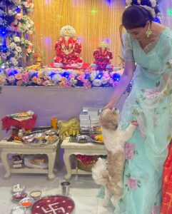 Daisy Shah Instagram - आ नो भद्रा: क्रतवो यन्तु विश्वत:। 
.
.
Happy Ganesh Chaturthi 🙏✨
#ganpatibappamorya
.
.
.
Outfit: @muksweta