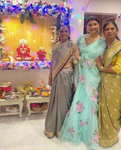 Daisy Shah Instagram - आ नो भद्रा: क्रतवो यन्तु विश्वत:। 
.
.
Happy Ganesh Chaturthi 🙏✨
#ganpatibappamorya
.
.
.
Outfit: @muksweta