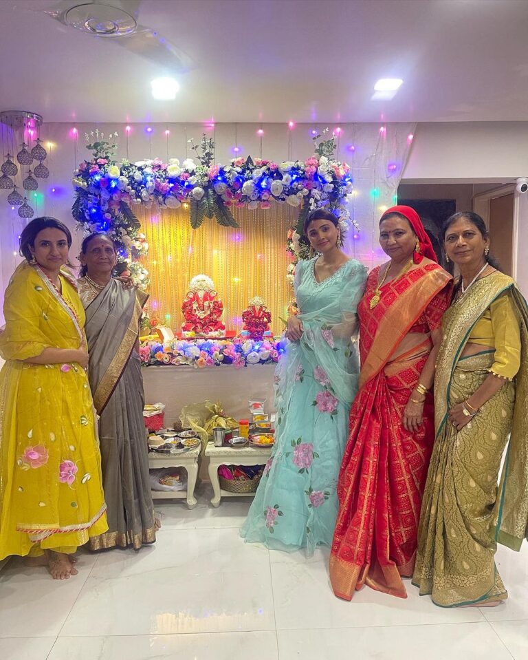 Daisy Shah Instagram - आ नो भद्रा: क्रतवो यन्तु विश्वत:। . . Happy Ganesh Chaturthi 🙏✨ #ganpatibappamorya . . . Outfit: @muksweta