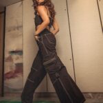 Daisy Shah Instagram - ✨✨✨ . . . Outfit: @freakinsindia Styled by: @trishadjani 📸: @deepak_das_photography MUH: @makeoverbysejalthakkar . . . #latepost #denimlovers #daisyshah