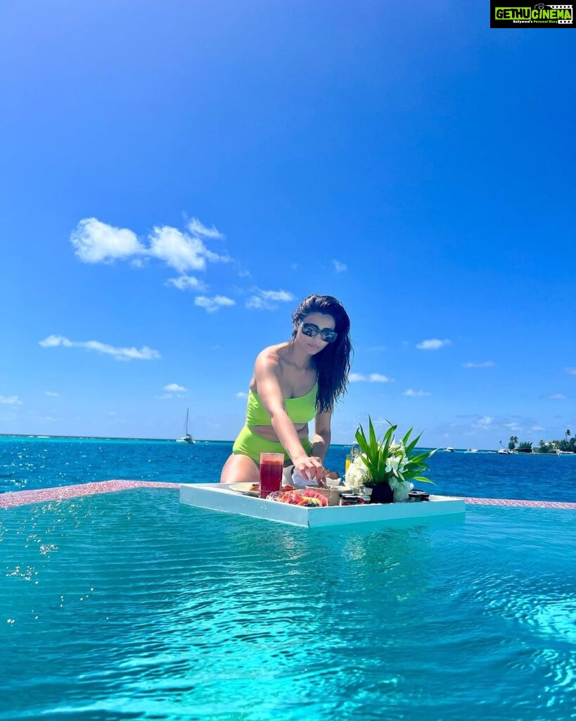 Daisy Shah Instagram - Purely vibing 💚💙 . . . @travelwithjourneylabel @jumeirahmaldives @jumeirahgroup . . . #jumeirahmaldives #jumeirahhotels #timeexceptionallywellspent #journeylabel #travelwithjourneylabel #youarespecial #thinkholidaythinkjourneylabel #luxuryholiday #maldives Jumeirah Maldives