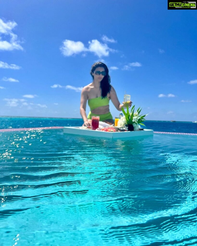 Daisy Shah Instagram - Purely vibing 💚💙 . . . @travelwithjourneylabel @jumeirahmaldives @jumeirahgroup . . . #jumeirahmaldives #jumeirahhotels #timeexceptionallywellspent #journeylabel #travelwithjourneylabel #youarespecial #thinkholidaythinkjourneylabel #luxuryholiday #maldives Jumeirah Maldives