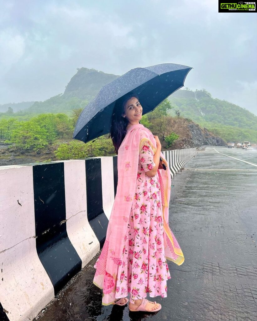 Daisy Shah Instagram - Listening to the rhythm of rain 🎶 . . . #baarishkamausam