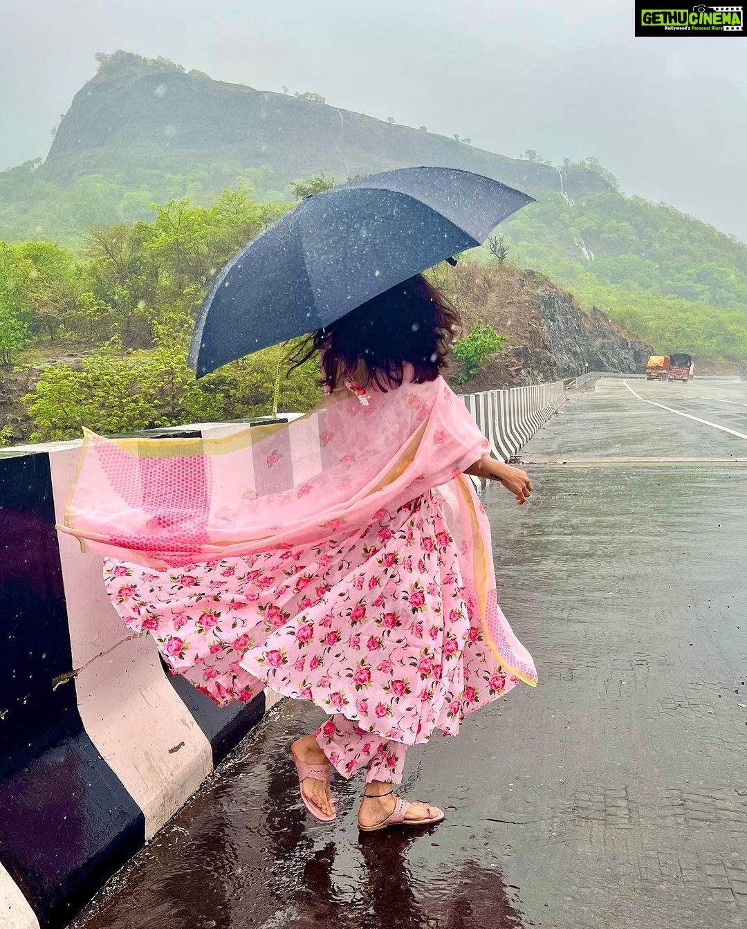 Daisy Shah Instagram - Listening to the rhythm of rain 🎶 . . . #baarishkamausam