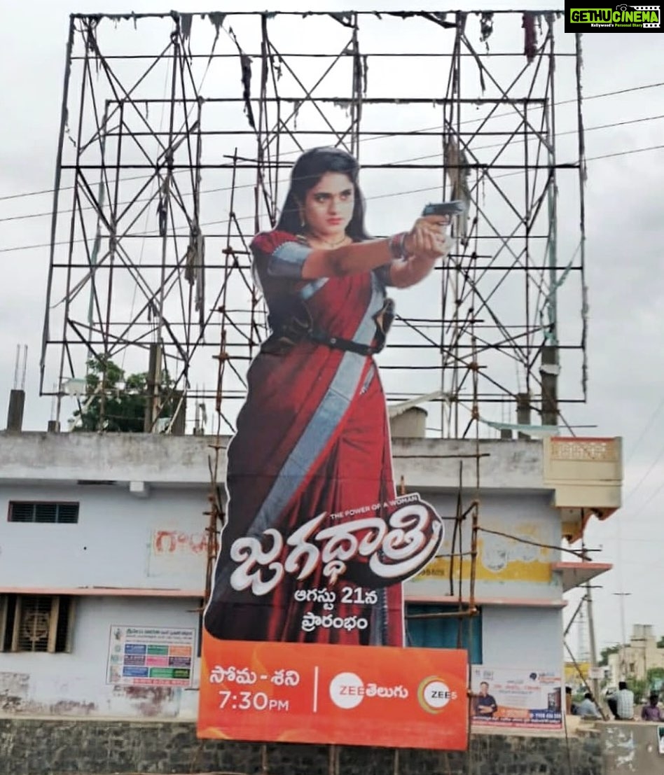 Deepthi Manne Instagram - Cutout chusi konni konni nammeyali dude🔥🔥🔥Mana @deepthimanne_official a.k.a Jagadhatri ante minimum untundi✊ Jagadhatri Serial kosam Khammam lo 40 ft. Cutout pettadam jarigindi. Khammam lo unna Fans Cutout deggariki velli Selfie theeskoni mi profile lo #SelfieWithJagadhatri Hashtag tho post chesi @zeetelugu ni tag cheyandi😇😇 We'll feature you on Zee Telugu stories! (Profile public undali dude 😁) #JagadhatriCutout #Khammam #Jagadhatri #ZeeTelugu