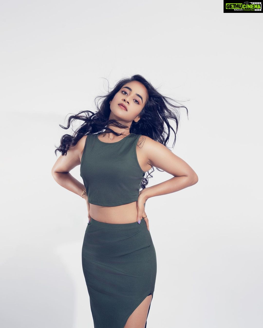 Deepthi Sunaina Instagram - The vibration of being who you are & doing what you love is magnetic. You will align everything you need in your life with that energy. #deepthisunaina . . . . . ๐ธ: @saikrishna.gunti MUA: @panduchalapati Hair: @vicky_hairstylist_official